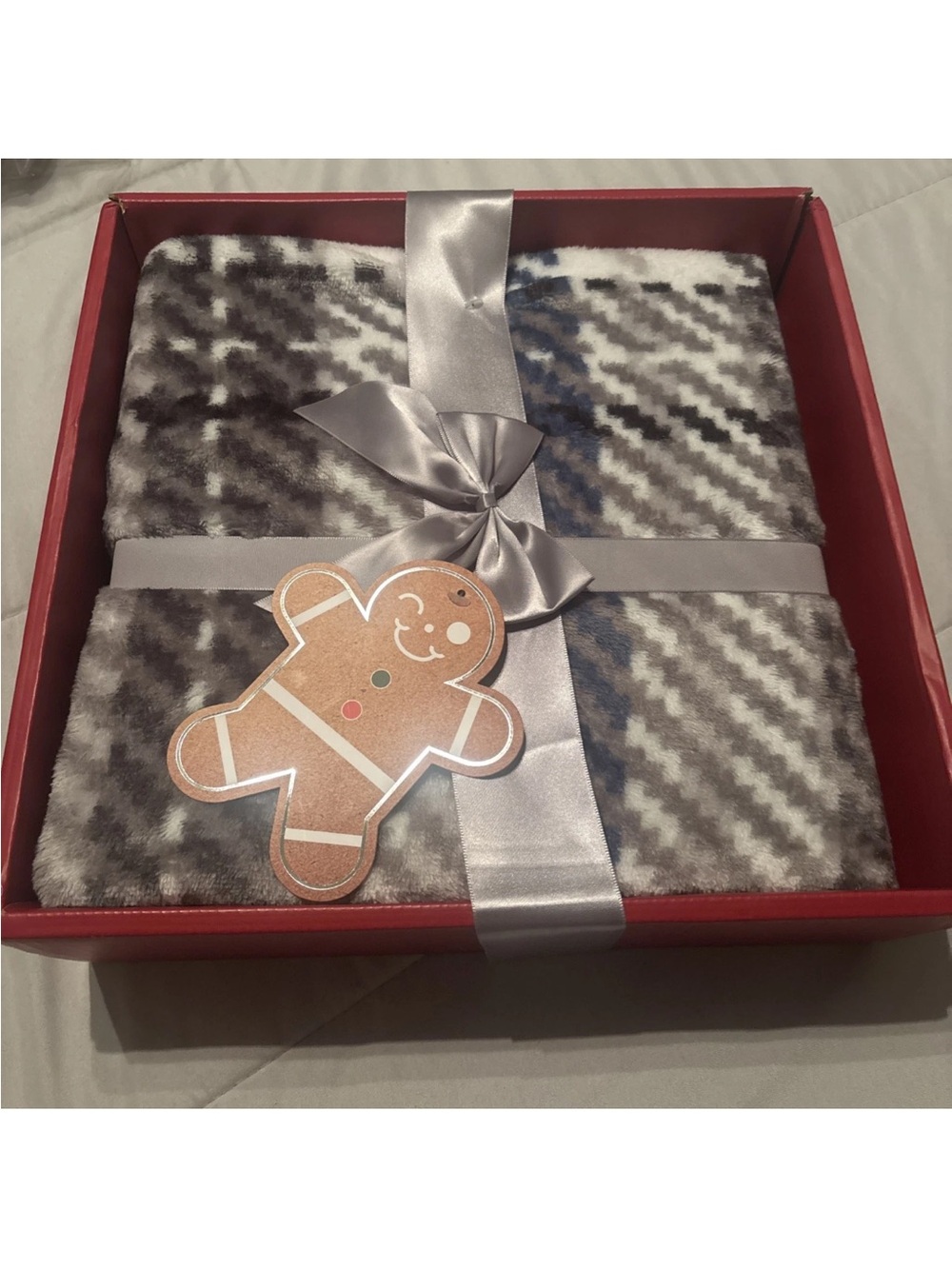 Plush Patterned Throw Blanket in Gray and White New
